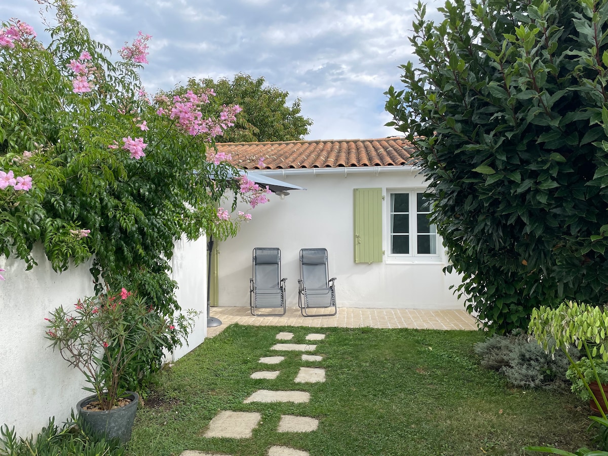 Top Airbnb: Small quiet house just a short walk to the beach. a Saint Martin De Ré