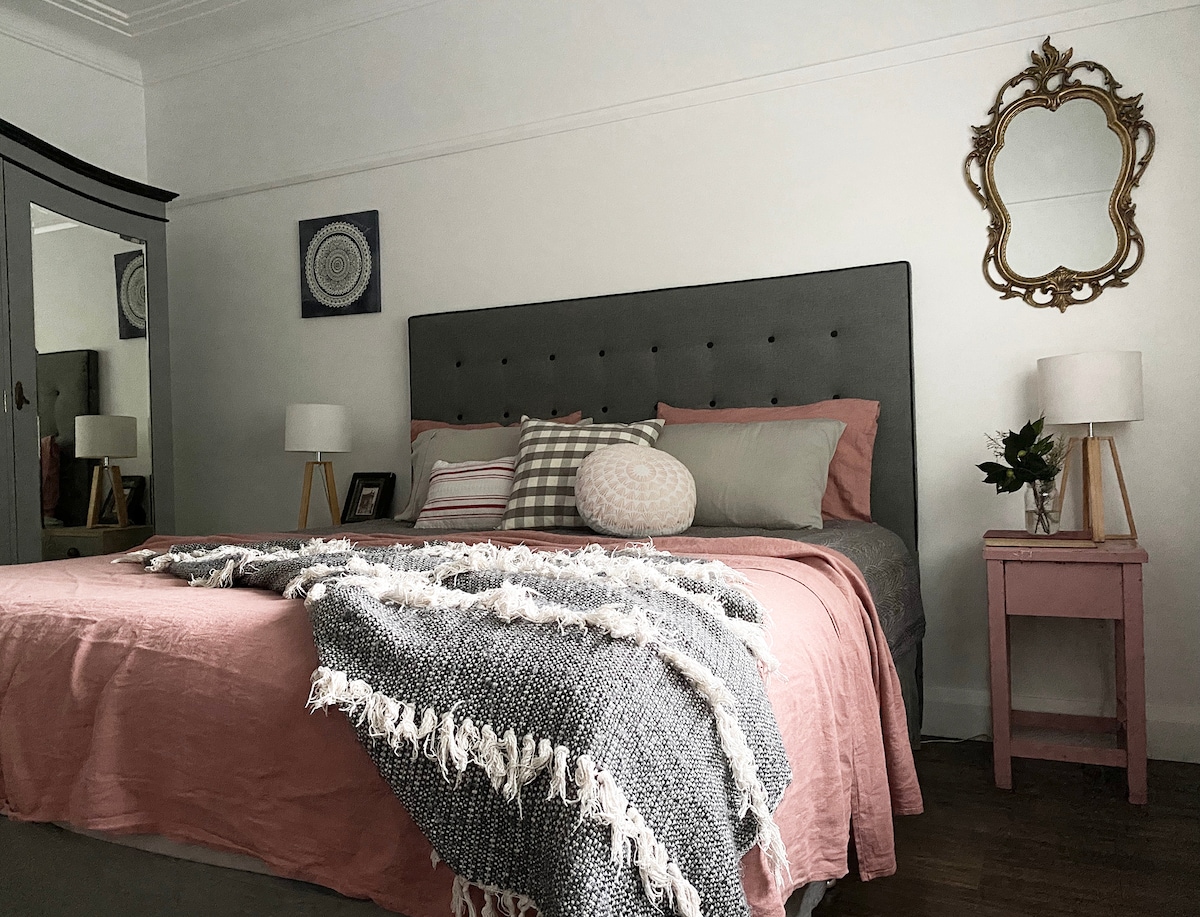 时尚的主卧室设有一张2米宽双人床，配有枕头床垫。