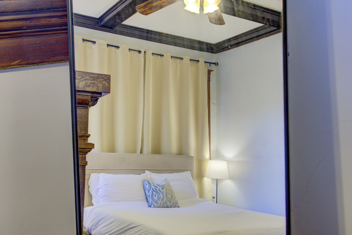 Пространа спална соба со ретро дрвени детали, удобно осветлување и многу шарм, удобно место за одмор.