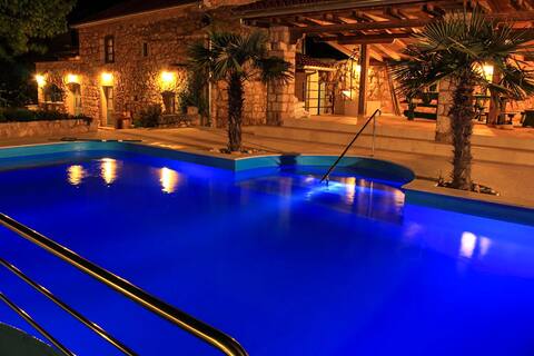 Villa: Pool, Wellnessoase&Wasserrutsche-Insel Krk