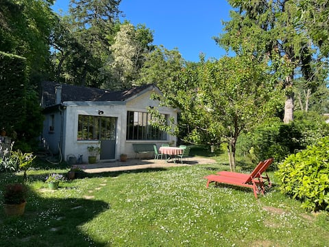 Edge of forest restyled cottage near Fontainebleau