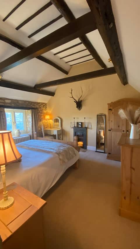 Cotswold cottage with beautiful views in AONB
