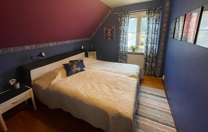 חדר שינה 2. מיטה זוגית. ניתן להפריד בין המיטות.