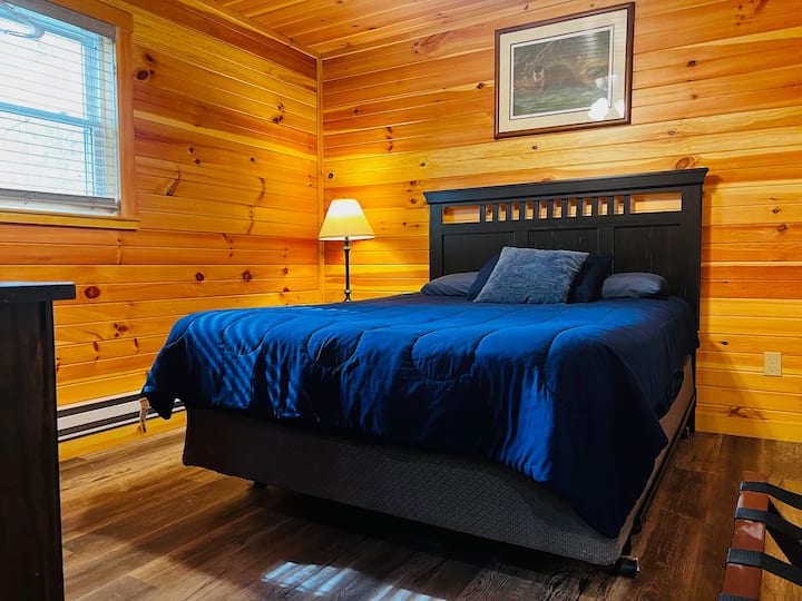 La camera da letto 2 offre un letto matrimoniale e un rifugio tranquillo, perfetto per rilassarsi dopo una giornata di avventura. 