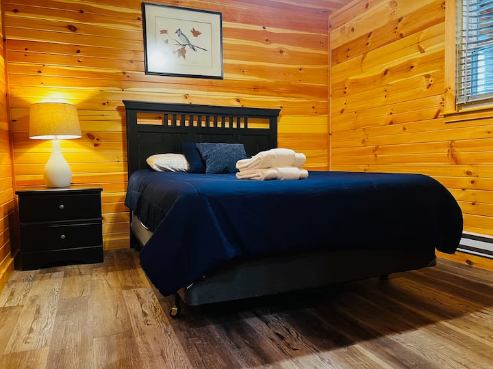 - La camera da letto 1 dispone di un comodo letto matrimoniale con biancheria da letto di alta qualità per una notte di sonno riposante. 