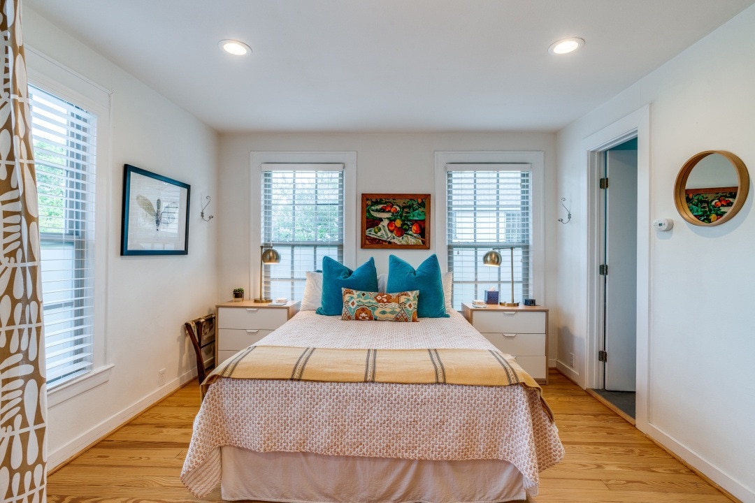 Удобен брачен кревет (широк 150-179 см) со душек и пружини.