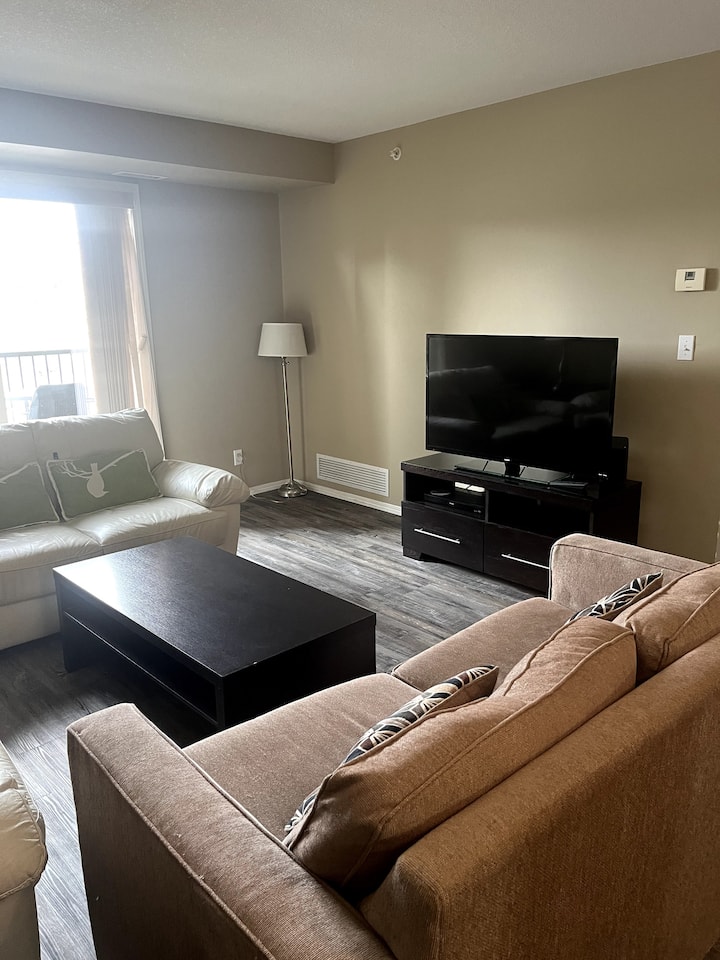 407 One Bed/den Condo - Fabulous Location - Invermere