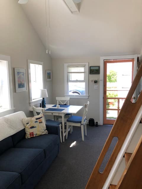 Top performing Airbnb: Bright and Lovely Cottage With Community Pool in Dennis Port