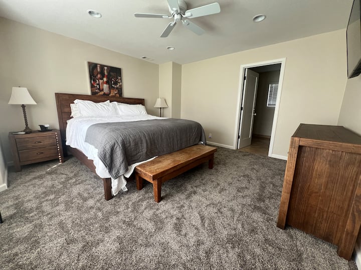 בבית הארחה יש חדר שינה ראשי עם מיטת קווין סייז עם חדר רחצה צמוד 