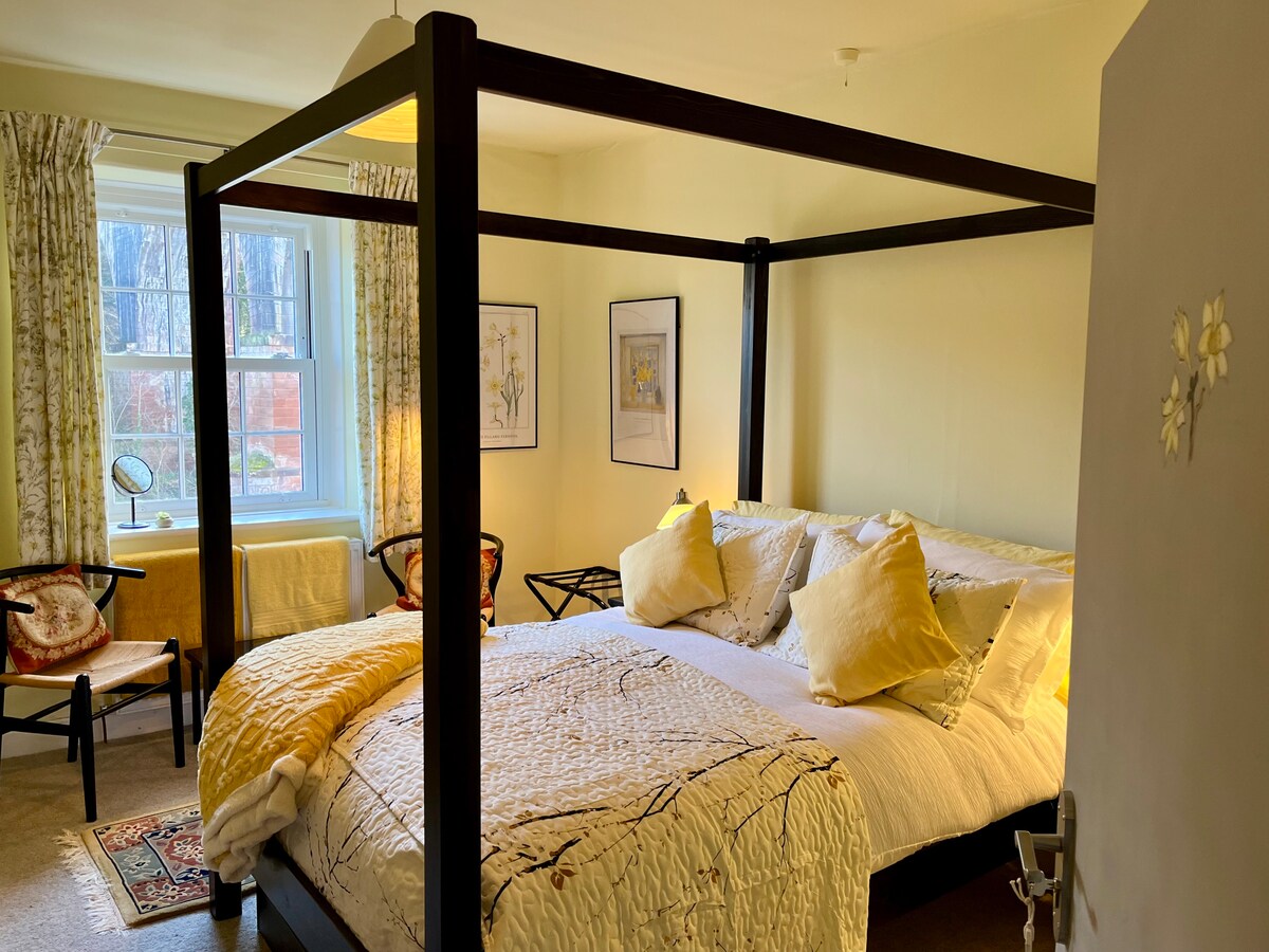 يوفر "جونكويل" سريرًا مزدوجًا حديثًا مكونًا من 4 أعمدة، مع مطبوعات نباتية من جونكيلز (نوع النرجس البري) على الجدران، وإطلالة جميلة على النهر. 