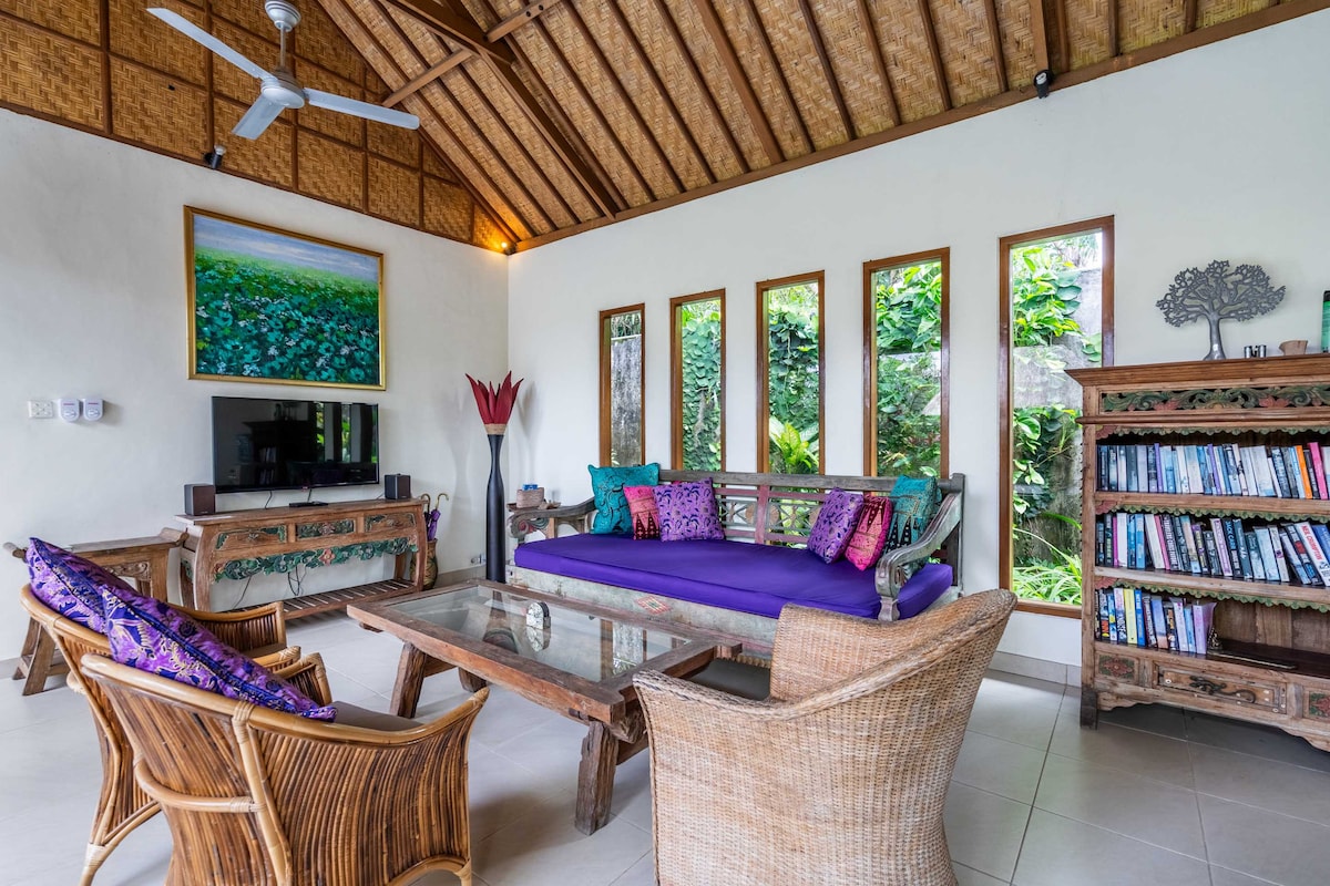 Villa in Kabupaten Gianyar · ★5.0 · 3 bedrooms · 2 beds · 3 baths, Airbnb karşılaştırması