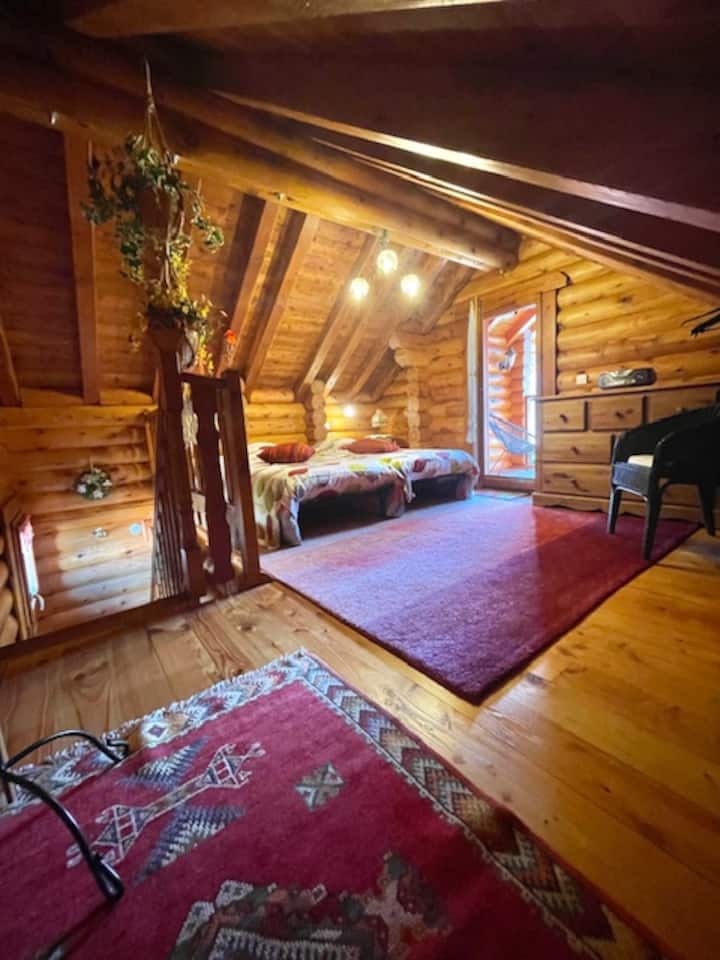   mezzanine: vitanda 2 90*190 
Ufikiaji wa roshani na mwonekano wa bwawa  na bustani ya milimani  