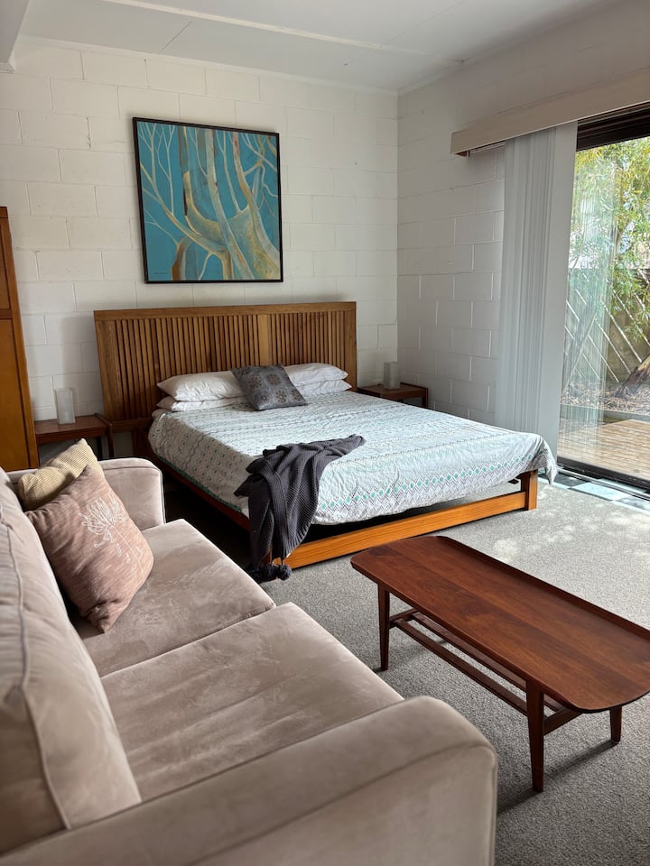 Amplio dormitorio / salón en la planta baja con baño privado y terraza al aire libre propia.