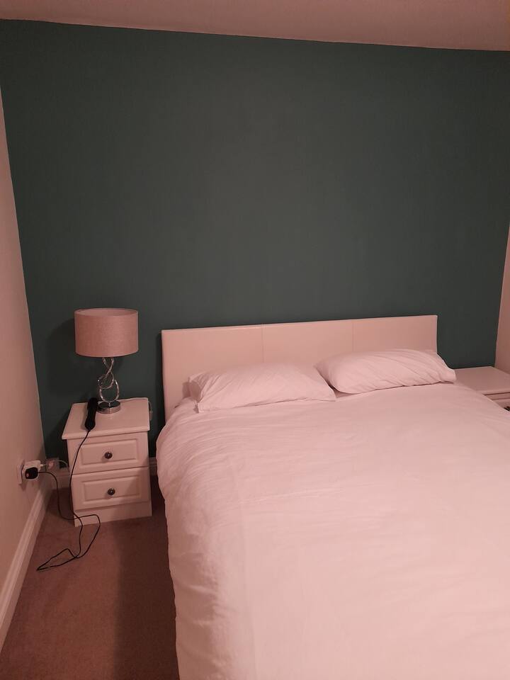 מיטות קינג סייז נוחות/ארונות ליד המיטה