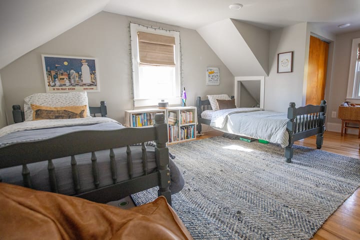 Მეორე ზემოთ საძინებელი ორი ორადგილიანი საწოლით