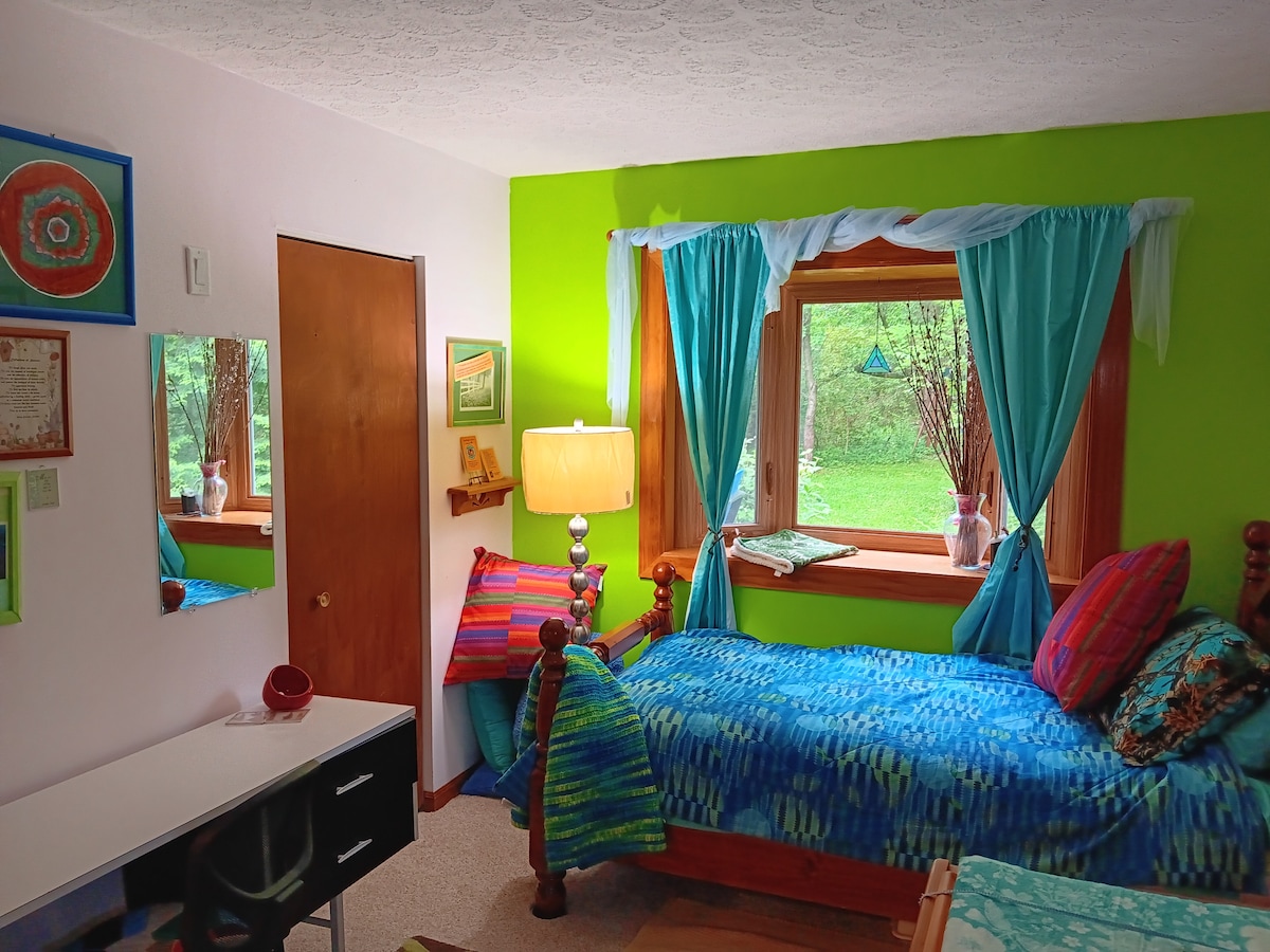 Habitación luminosa y espaciosa.  Desde donde estés en la habitación, puedes ver la vida silvestre exterior. Espejos colocados estratégicamente.