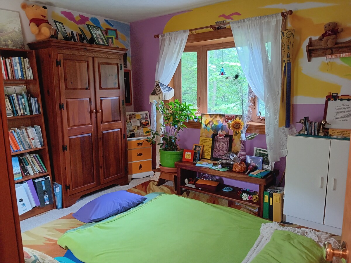 El segundo dormitorio es mi sala de meditación o sala de ejercicios de arriba cuando no está en uso como segundo dormitorio. Colchón Thermarest muy cómodo con capacidad para 2 personas. Biblioteca metafísica Trae dinero en efectivo o cheques para prácticas energéticas. Consulta sacredheights.com