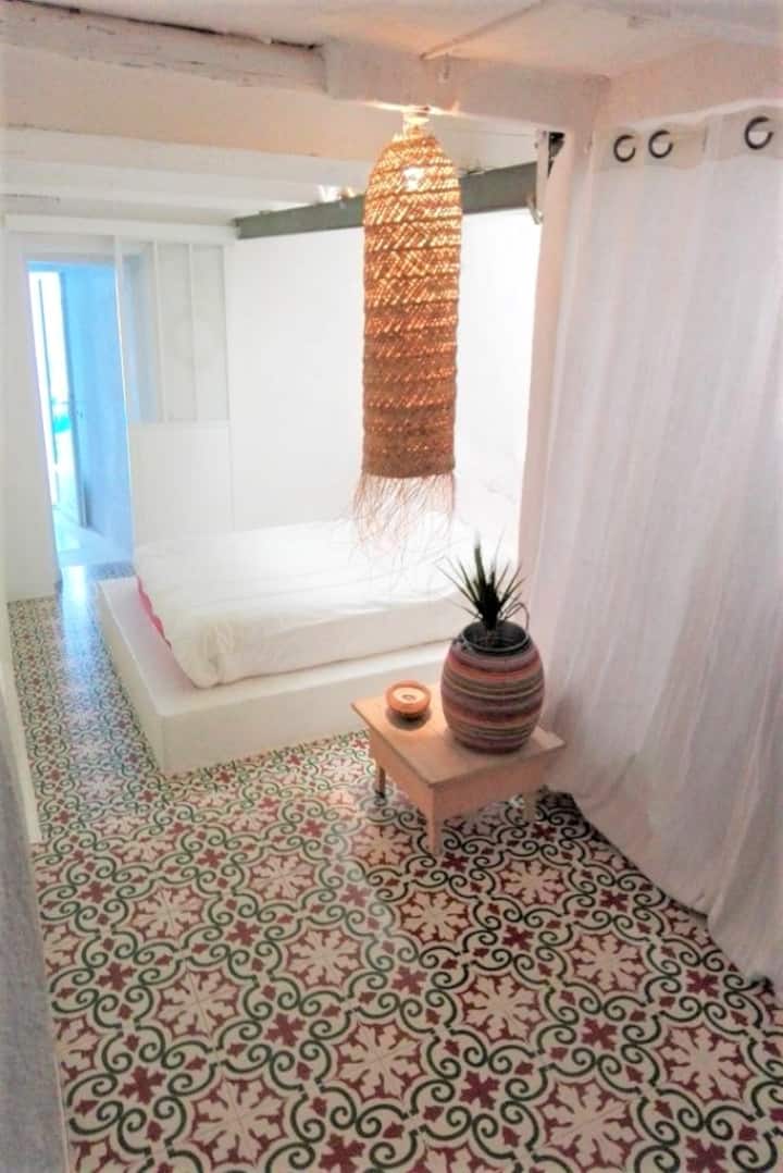 Spava strana u glavnom apartmanu u špilji s pristupom talijanskoj tuš-kabini i bazenu.