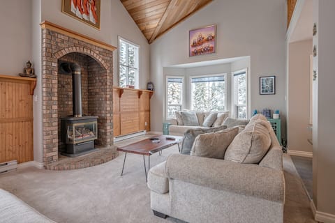 Full House with garage & hottub -steps to village
