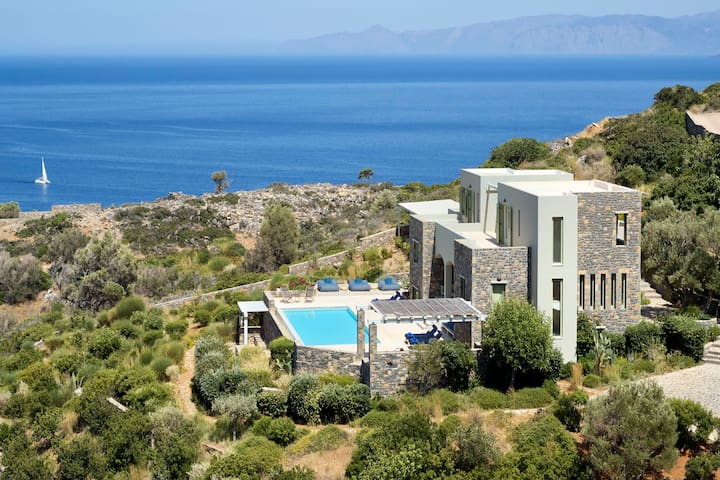 Villa Queen with a heated pool