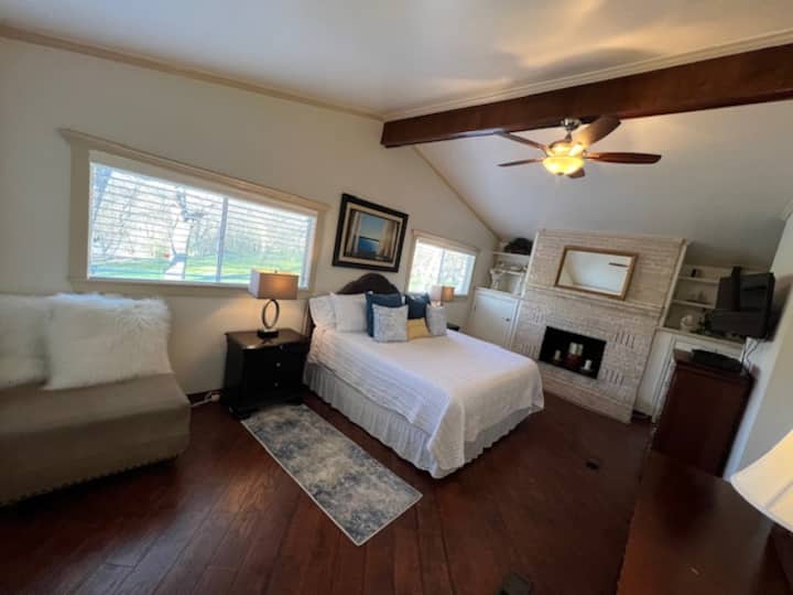 Основен апартамент на горния етаж - двойно легло king size с изглед към река Гуадалупе