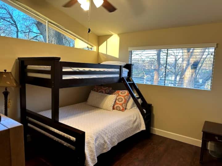 Двойно легло/2 отделни легла/двуетажни легла / обща баня