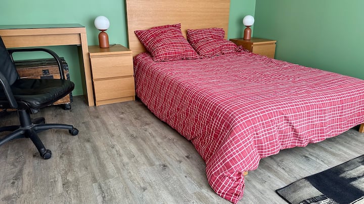 Spálňa 2: 140 cm posteľ, izolovaná od izby sieťkou