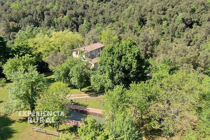 Masía aislada con piscina rodeada de bosques