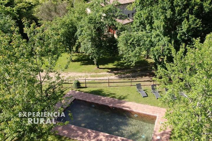 Masía aislada con piscina rodeada de bosques gallery image 5