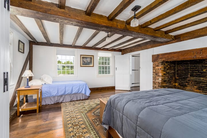 spálňa na prvom poschodí s manželskou posteľou a dvojlôžkom