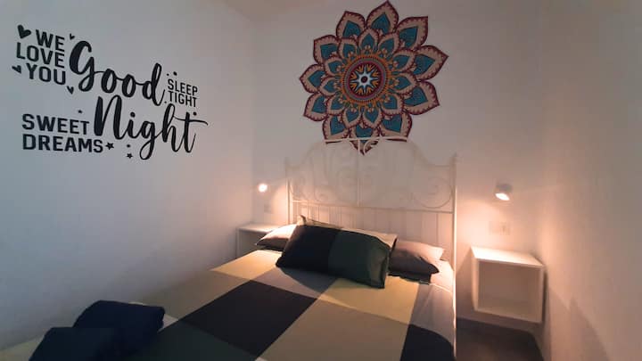 På nattduksborden finns två dimbara spotlights för att justera ljusstyrkan enligt dina önskemål och önskemål.