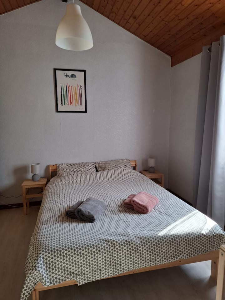 提供床上用品（未放置） 
免费提供2条毛巾（一条大毛巾和一条小毛巾）