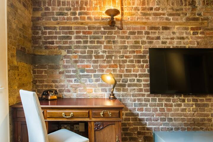 Designer Warehouse Two Bedrooms, London Bridge gallery image 3