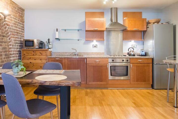 Designer Warehouse Two Bedrooms, London Bridge gallery image 4