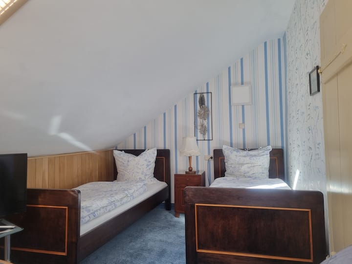 Krevati i majtë është mbi gjatësinë 2.20 m.