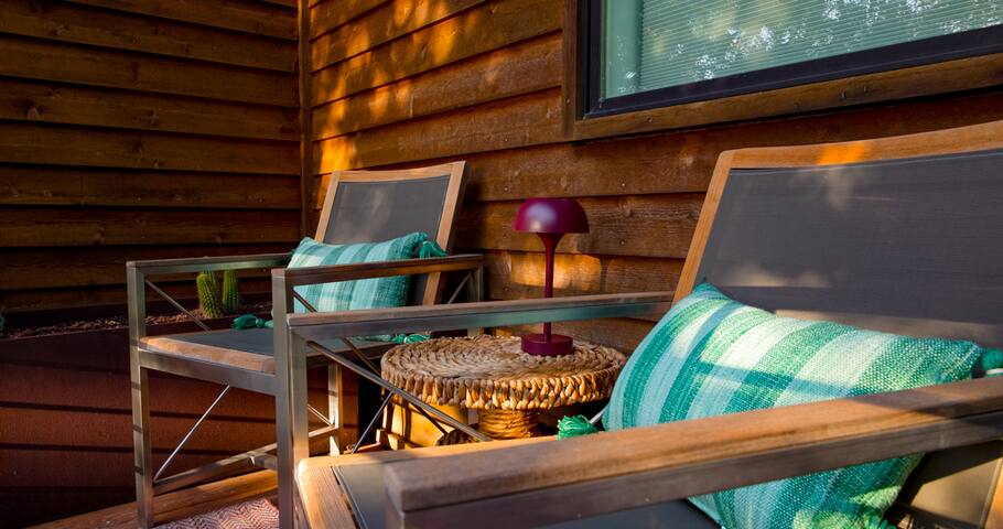 Hip Eastside Home Close to DT. Walk to everything! gallery image 3