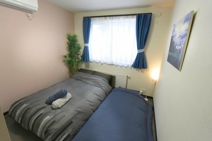 Cette chambre dispose d'un lit simple en option sur le sol, qui peut être rangé pour plus d'espace. 