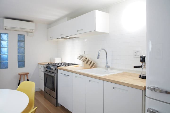 Mid-Century Modern Guest-suite in Greenpoint gallery image 4