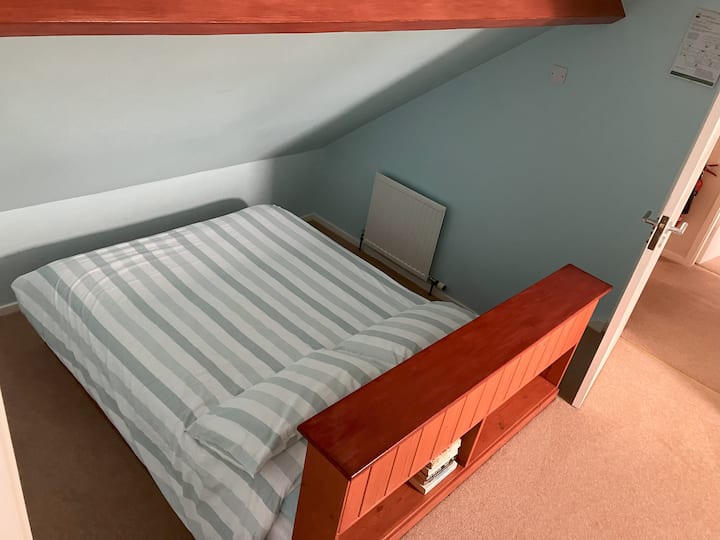 3号卧室，加大双人床，套房。