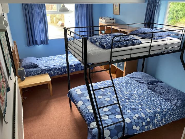 儿童房、双人床（双人床上方的单人床）和一张独立的单人床。