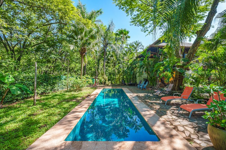 3BR Balinese house w/ pool near beach