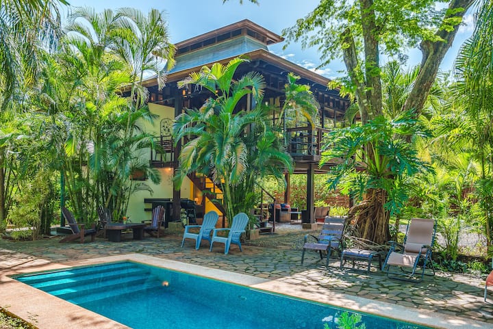3BR Balinese house w/ pool near beach