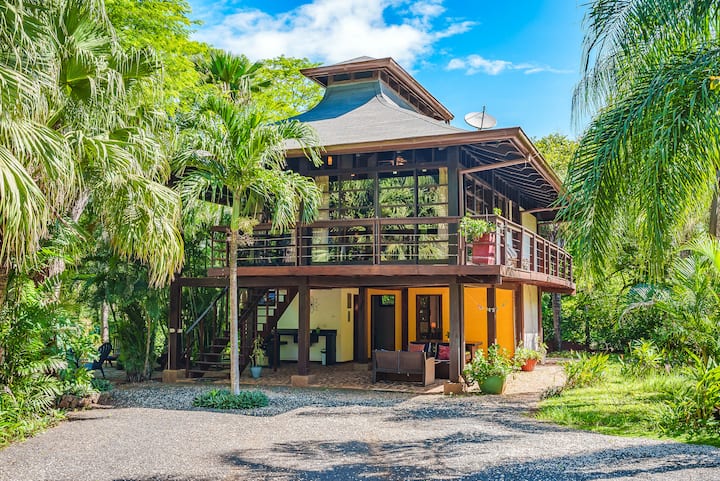 3BR Balinese house w/ pool near beach