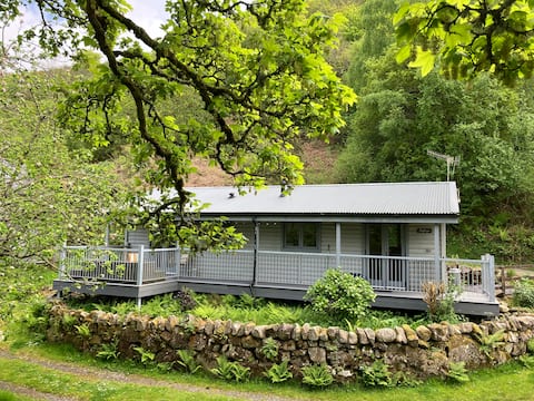 Popular Airbnb listing: Caban Diffwys - Eryri/Snowdonia Log Cabins Arthog in Islaw'r Dref, Friog