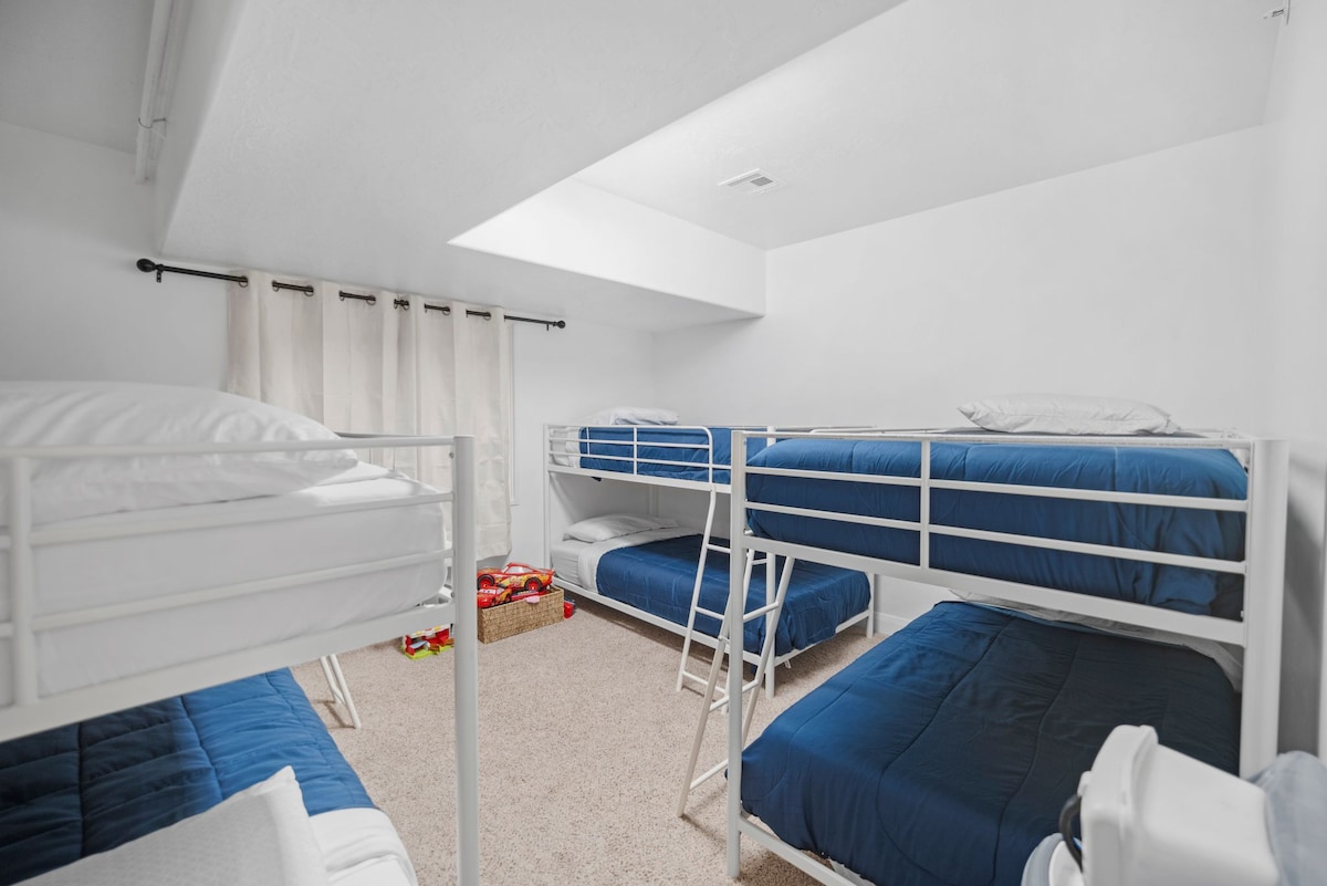 三间卧室之一，配备双层床。 这间客房设有门和3张双层床。 