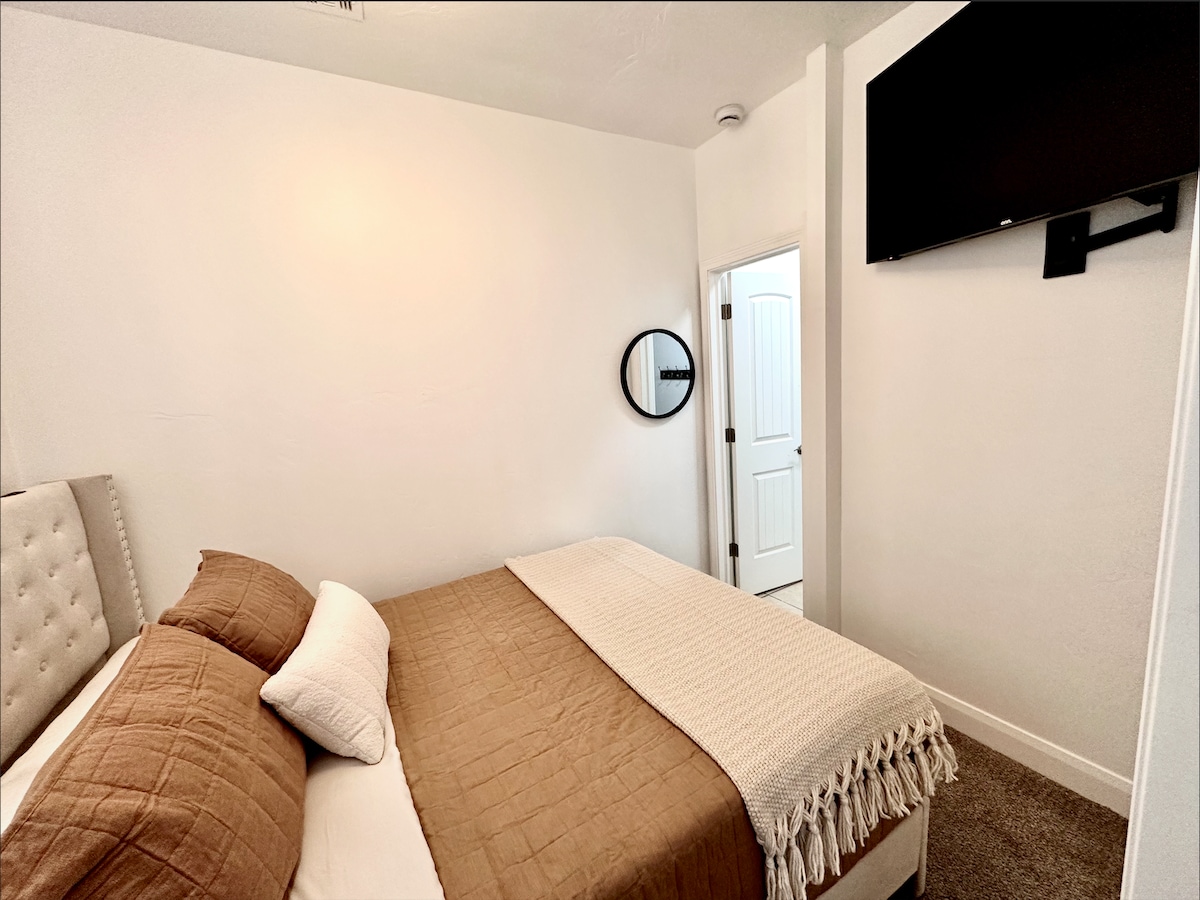 卧室与卫生间相连。 配备标准双人床和智能电视。 