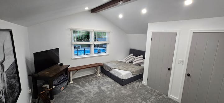 Საძინებელი №1, რომელიც მდებარეობს ავტოფარეხის ზემოთ, მე-2 სართულზე. Დედოფლის ზომის საწოლი. ტელევიზორი.