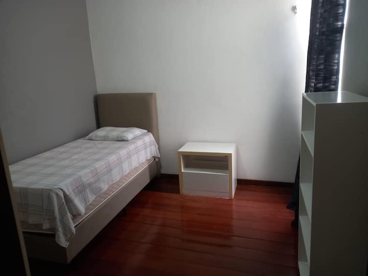 מיטת יחיד עם 3 חדרי שינה.
