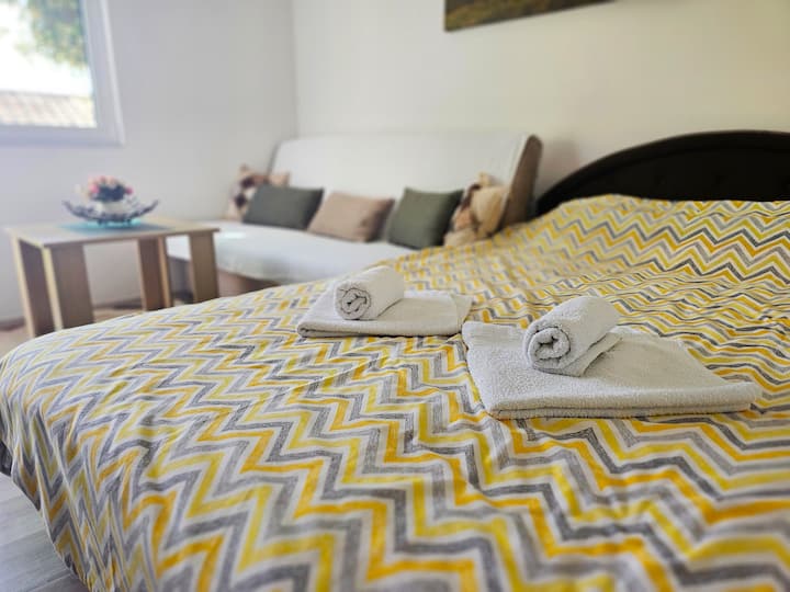 Svijetli prostor s posteljinom s uzorkom i opuštajućom atmosferom, savršen za vaš odmor!