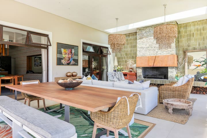 Beautiful 5-Bedroom Property in Upper Constantia gallery image 4